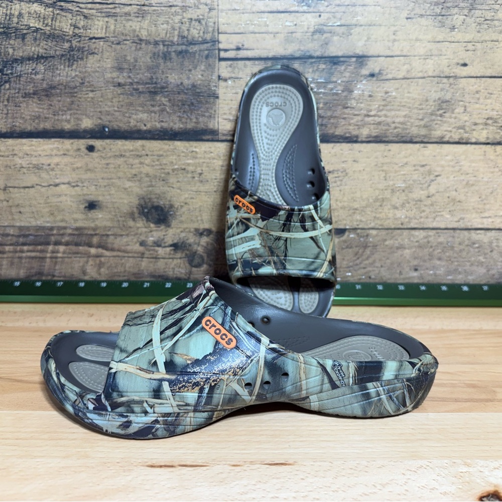 NEW- CROCS Men's Green Camouflage Sandals m9 w11 unisex
